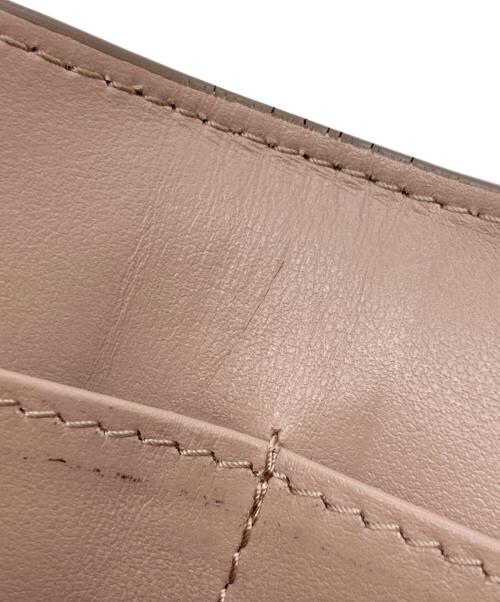 PRADA（プラダ）PRADA (プラダ) サフィアーノトライアングル コンパクトウォレット（SAFFIANO TRIANG） ベージュピンクの古着・服飾アイテム