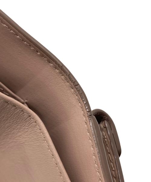 PRADA（プラダ）PRADA (プラダ) サフィアーノトライアングル コンパクトウォレット（SAFFIANO TRIANG） ベージュピンクの古着・服飾アイテム