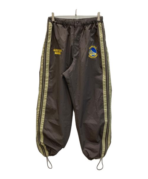 MONO-MART（モノマート）MONO-MART (モノマート) NBA (エヌビーエー) ドロスト 撥水 ナイロンワイド トラックパンツ NBA GOLDEN STATE WARRIORS ブラウン サイズ:SIZE Lの古着・服飾アイテム