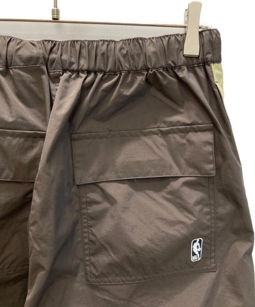 MONO-MART（モノマート）MONO-MART (モノマート) NBA (エヌビーエー) ドロスト 撥水 ナイロンワイド トラックパンツ NBA GOLDEN STATE WARRIORS ブラウン サイズ:SIZE Lの古着・服飾アイテム