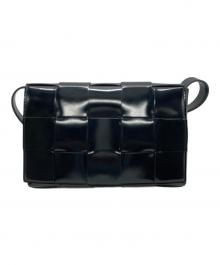 BOTTEGA VENETA（ボッテガベネタ）の古着「パテント マキシイントレチャート カセット ショルダーバッグ」｜ブラック