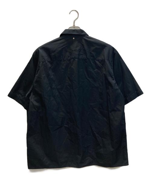 OAMC（オーエーエムシー）OAMC (オーエーエムシー) デザインパッチ S/S シャツ ブラック サイズ:SIZE Mの古着・服飾アイテム