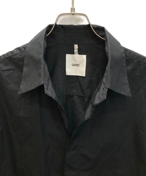 OAMC（オーエーエムシー）OAMC (オーエーエムシー) デザインパッチ S/S シャツ ブラック サイズ:SIZE Mの古着・服飾アイテム