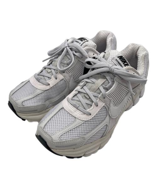 NIKE（ナイキ）NIKE (ナイキ) Zoom Vomero 5 Vast Grey / ズーム ボメロ5 ヴァストグレー ホワイト サイズ:US 8 未使用品の古着・服飾アイテム