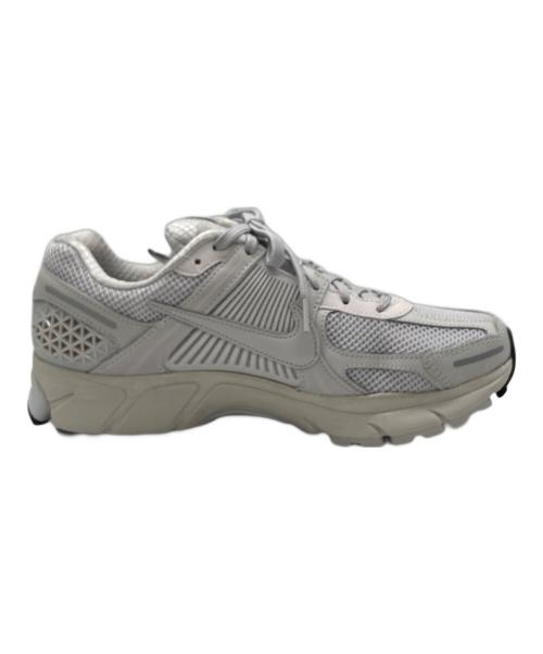 NIKE（ナイキ）NIKE (ナイキ) Zoom Vomero 5 Vast Grey / ズーム ボメロ5 ヴァストグレー ホワイト サイズ:US 8 未使用品の古着・服飾アイテム
