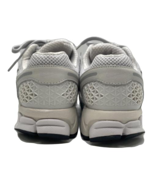 NIKE（ナイキ）NIKE (ナイキ) Zoom Vomero 5 Vast Grey / ズーム ボメロ5 ヴァストグレー ホワイト サイズ:US 8 未使用品の古着・服飾アイテム