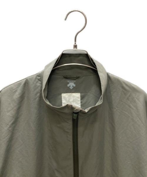 DESCENTE PAUSE（デサントポーズ）DESCENTE PAUSE (デサントポーズ) STAND COLLAR ZIP UP BLOUSON オリーブ サイズ:Lの古着・服飾アイテム