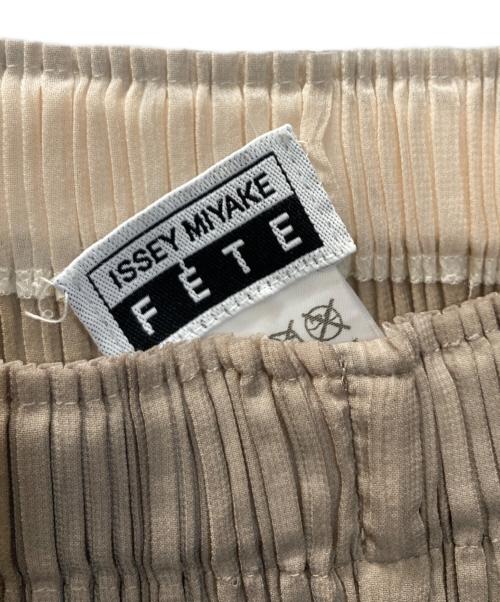 ISSEY MIYAKE FETE（イッセイミヤケフェット）ISSEY MIYAKE FETE (イッセイミヤケフェット) プリーツスカート ベージュ サイズ:01の古着・服飾アイテム