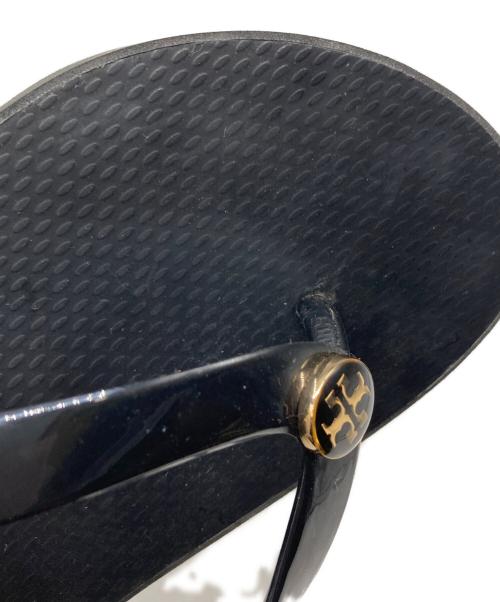 TORY BURCH（トリーバーチ）TORY BURCH (トリーバーチ) CUT-OUT WEDGEFLIP FLOP ブラック サイズ:SIZE US 10の古着・服飾アイテム