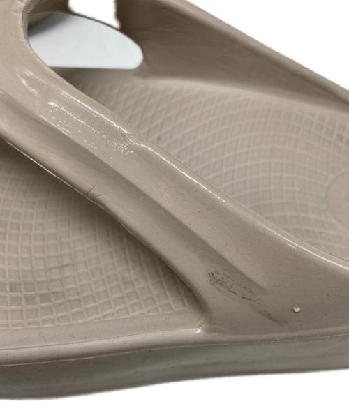 OOFOS（ウーフォス）OOFOS (ウーフォス) OOmega リカバリーサンダル ベージュ サイズ:EU39の古着・服飾アイテム
