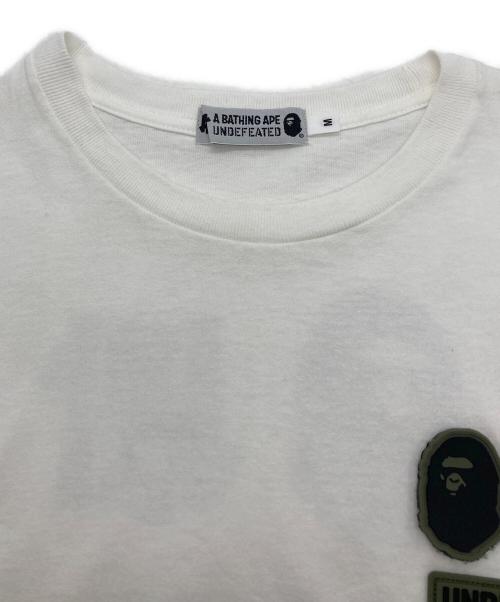A BATHING APE（アベイシングエイプ）A BATHING APE (アベイシングエイプ) UNDEFEATED BAPE Tシャツ ホワイト サイズ:Mの古着・服飾アイテム