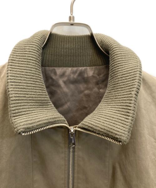 COS（コス）COS (コス) PADDED COTTON FLIGHT JACKET/パデッド コットン フライトジャケット オリーブ サイズ:Mの古着・服飾アイテム