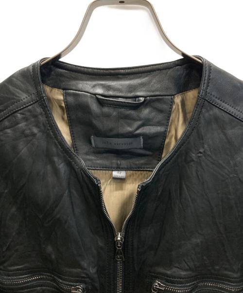 JOHN VARVATOS（ジョン・バルベイトス）JOHN VARVATOS (ジョン・バルベイトス) シープレザーノーカラージャケット ブラック サイズ:SIZE 52の古着・服飾アイテム