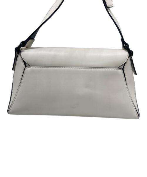 CHARLES & KEITH（チャールズアンドキース）CHARLES & KEITH (チャールズアンドキース) Nasrin ナスリン ジオメトリックショルダーバッグ ホワイトの古着・服飾アイテム
