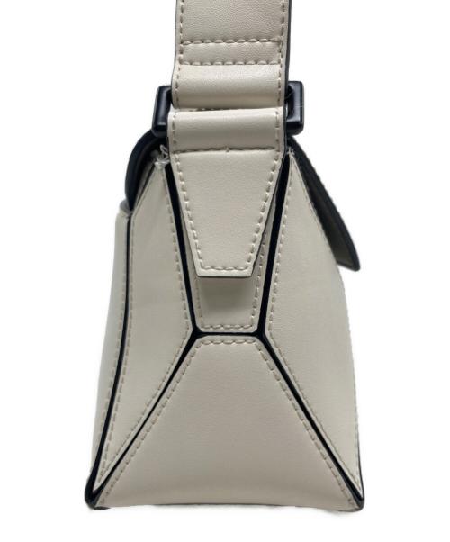 CHARLES & KEITH（チャールズアンドキース）CHARLES & KEITH (チャールズアンドキース) Nasrin ナスリン ジオメトリックショルダーバッグ ホワイトの古着・服飾アイテム