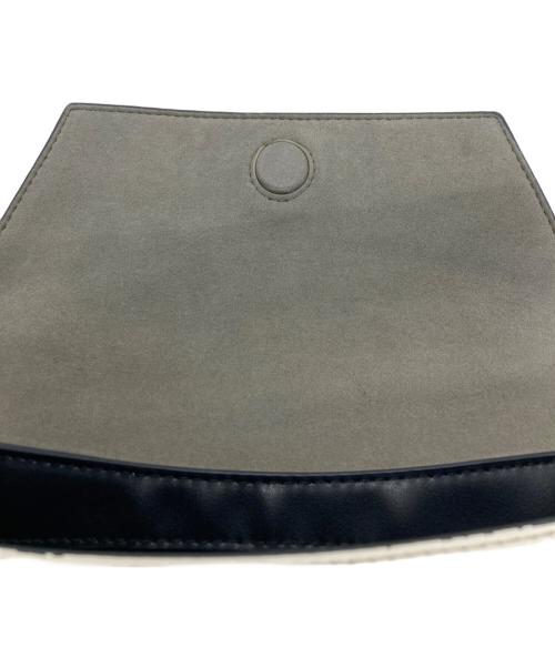 CHARLES & KEITH（チャールズアンドキース）CHARLES & KEITH (チャールズアンドキース) Nasrin ナスリン ジオメトリックショルダーバッグ ホワイトの古着・服飾アイテム