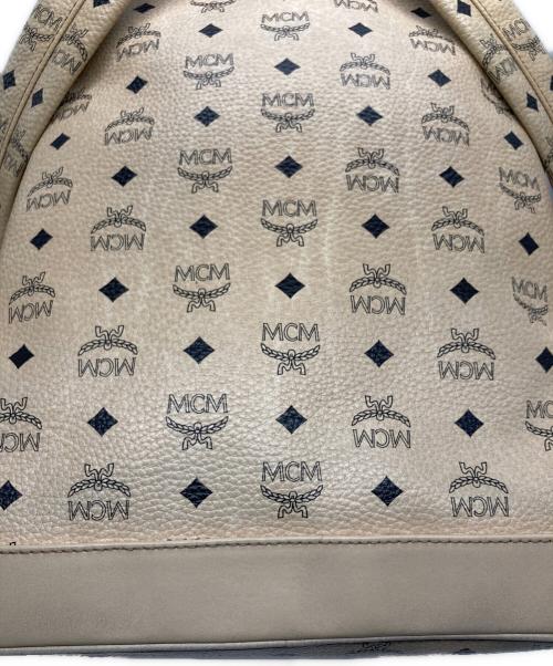 MCM（エムシーエム）MCM (エムシーエム) ヴィセトスロゴグラムスタッズリュック ベージュ サイズ:下記参照の古着・服飾アイテム