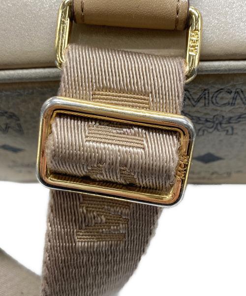 MCM（エムシーエム）MCM (エムシーエム) ヴィセトスロゴグラムスタッズリュック ベージュ サイズ:下記参照の古着・服飾アイテム