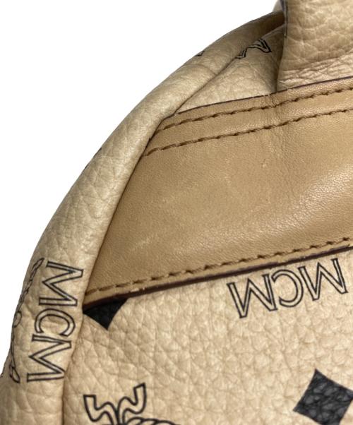 MCM（エムシーエム）MCM (エムシーエム) ヴィセトスロゴグラムスタッズリュック ベージュ サイズ:下記参照の古着・服飾アイテム