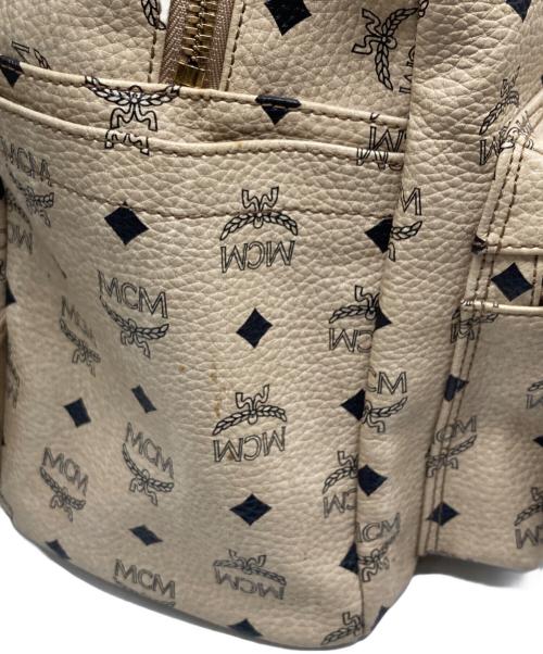 MCM（エムシーエム）MCM (エムシーエム) ヴィセトスロゴグラムスタッズリュック ベージュ サイズ:下記参照の古着・服飾アイテム