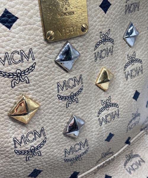 MCM（エムシーエム）MCM (エムシーエム) ヴィセトスロゴグラムスタッズリュック ベージュ サイズ:下記参照の古着・服飾アイテム