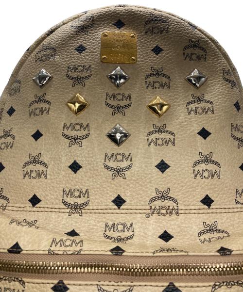 MCM（エムシーエム）MCM (エムシーエム) ヴィセトスロゴグラムスタッズリュック ベージュ サイズ:下記参照の古着・服飾アイテム