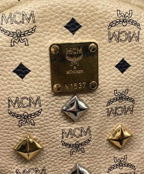 MCM（エムシーエム）MCM (エムシーエム) ヴィセトスロゴグラムスタッズリュック ベージュ サイズ:下記参照の古着・服飾アイテム