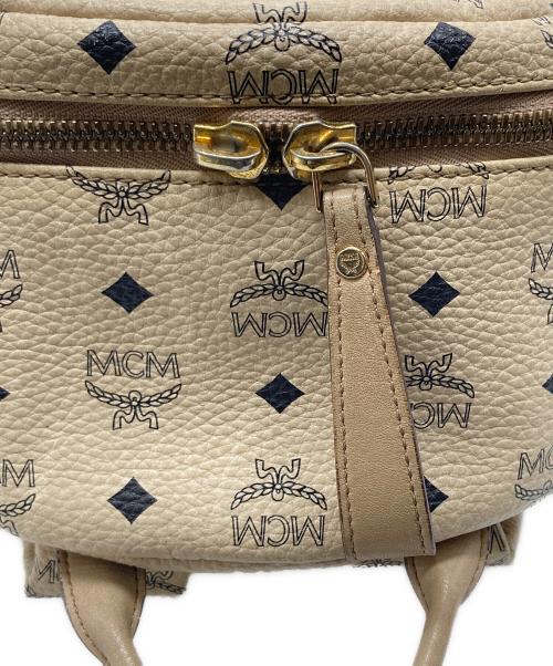 MCM（エムシーエム）MCM (エムシーエム) ヴィセトスロゴグラムスタッズリュック ベージュ サイズ:下記参照の古着・服飾アイテム