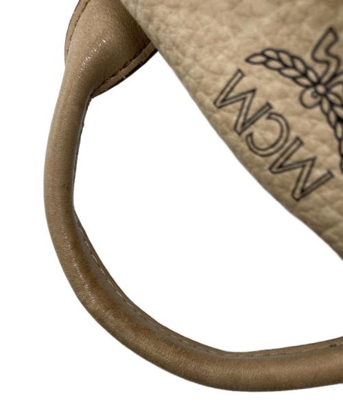 MCM（エムシーエム）MCM (エムシーエム) ヴィセトスロゴグラムスタッズリュック ベージュ サイズ:下記参照の古着・服飾アイテム