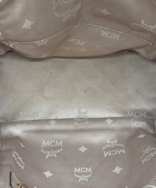 MCM（エムシーエム）MCM (エムシーエム) ヴィセトスロゴグラムスタッズリュック ベージュ サイズ:下記参照の古着・服飾アイテム