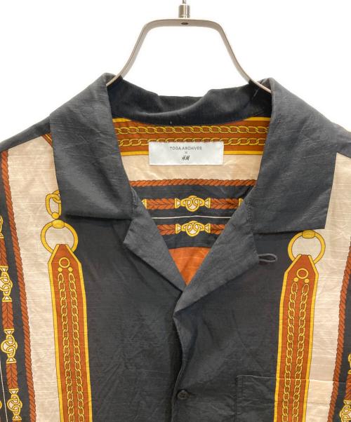 H&M（エイチアンドエム）H&M (エイチアンドエム) TOGA ARCHIVES (トーガアーカイブス) オープンカラーシャツ ブラック×ブラウン サイズ:SIZE Mの古着・服飾アイテム