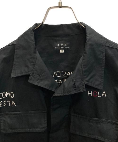 Behind The River（ビハインド・ザ・リバー）Behind The River (ビハインド・ザ・リバー) 刺繍ジャケット ブラック サイズ:Mの古着・服飾アイテム