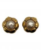 CHANELシャネル）の古着「フラワーモチーフ フェイクパール ヴィンテージイヤリング」｜ゴールド