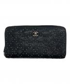 CHANELシャネル）の古着「スタッズラウンドファスナーウォレット」｜ブラック