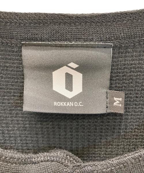 ROKKAN O.C（ロッカン オーシー）ROKKAN O.C (ロッカン オーシー) バックプリントヘンリーネックカットソー ブラック サイズ:SIZE Mの古着・服飾アイテム