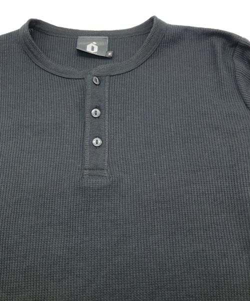 ROKKAN O.C（ロッカン オーシー）ROKKAN O.C (ロッカン オーシー) バックプリントヘンリーネックカットソー ブラック サイズ:SIZE Mの古着・服飾アイテム