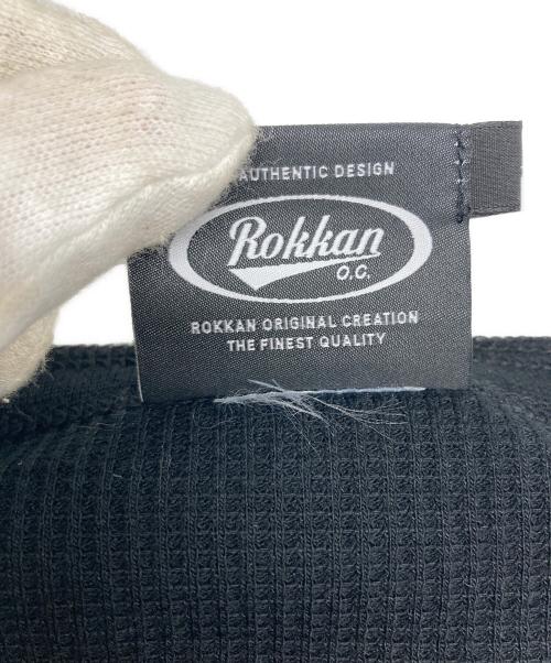 ROKKAN O.C（ロッカン オーシー）ROKKAN O.C (ロッカン オーシー) バックプリントヘンリーネックカットソー ブラック サイズ:SIZE Mの古着・服飾アイテム