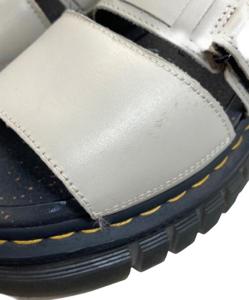 Dr.Martens（ドクターマーチン）Dr.Martens (ドクターマーチン) RICKI 3 STRAP SANDAL ベージュ サイズ:SIZE 24の古着・服飾アイテム