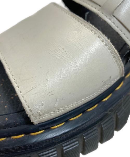 Dr.Martens（ドクターマーチン）Dr.Martens (ドクターマーチン) RICKI 3 STRAP SANDAL ベージュ サイズ:SIZE 24の古着・服飾アイテム