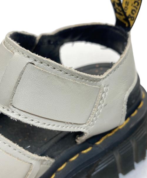 Dr.Martens（ドクターマーチン）Dr.Martens (ドクターマーチン) RICKI 3 STRAP SANDAL ベージュ サイズ:SIZE 24の古着・服飾アイテム