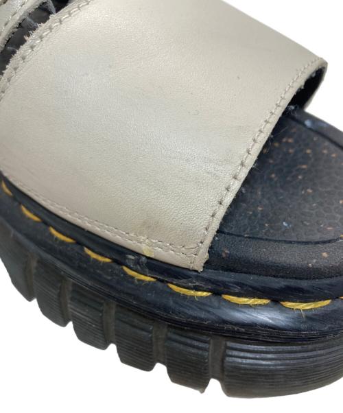 Dr.Martens（ドクターマーチン）Dr.Martens (ドクターマーチン) RICKI 3 STRAP SANDAL ベージュ サイズ:SIZE 24の古着・服飾アイテム
