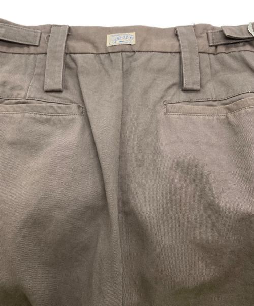 atrctr（アトラクタ）atrctr (アトラクタ) アジャスター コットンチノ スラックス ブラウン サイズ:SIZE 1の古着・服飾アイテム