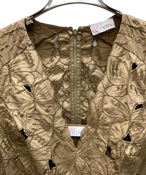 RED VALENTINO（レッドヴァレンティノ）RED VALENTINO (レッドヴァレンティノ) カットワーク ドレス ワンピース ベージュ サイズ:SIZE 40の古着・服飾アイテム