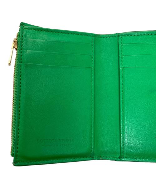 BOTTEGA VENETA（ボッテガベネタ）BOTTEGA VENETA (ボッテガベネタ) マキシイントレチャートカセット 3つ折り財布 パラキート グリーン サイズ:下記参照の古着・服飾アイテム