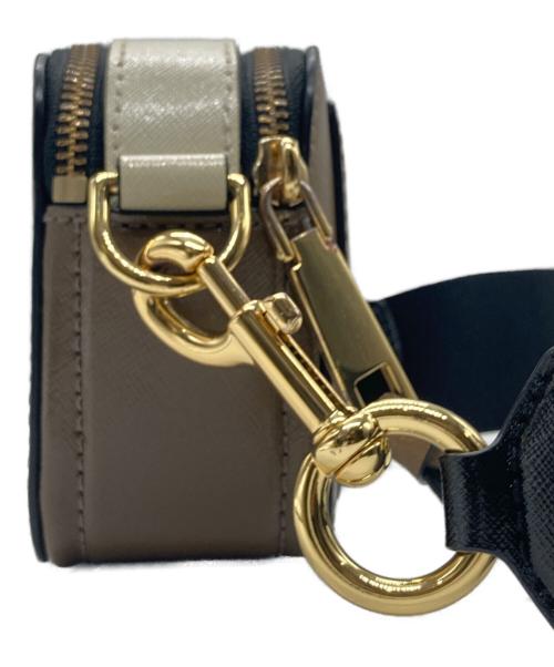 MARC JACOBS（マークジェイコブス）MARC JACOBS (マークジェイコブス) SNAPSHOT ショルダーバッグ ベージュの古着・服飾アイテム