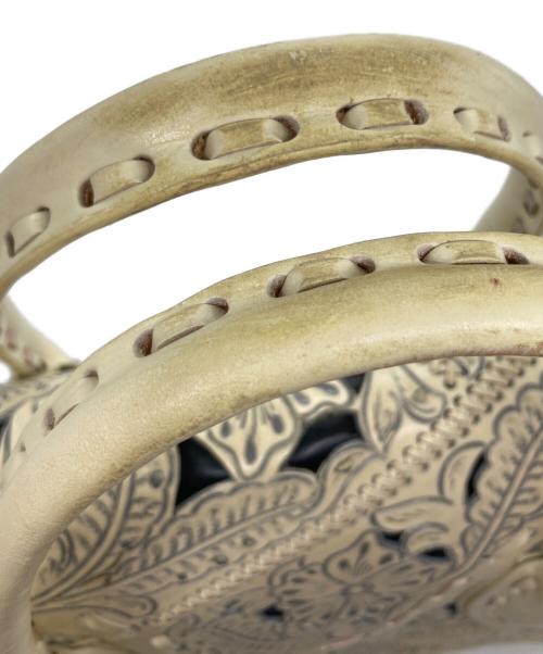Carving Tribes（カービングトライブス）Carving Tribes (カービングトライブス) ハンドバッグ ホワイトの古着・服飾アイテム