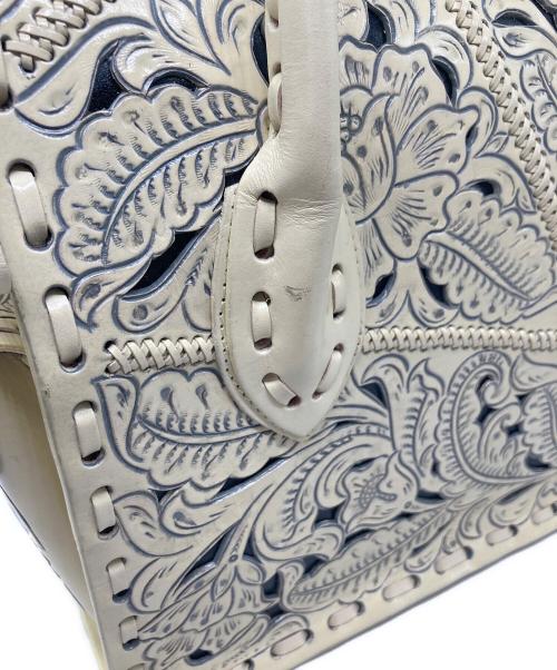 Carving Tribes（カービングトライブス）Carving Tribes (カービングトライブス) ハンドバッグ ホワイトの古着・服飾アイテム