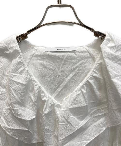 FRAMeWORK（フレームワーク）FRAMeWORK (フレームワーク) ラッフルブラウス ホワイト サイズ:Free 未使用品の古着・服飾アイテム