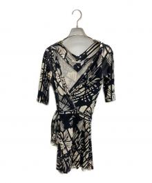 DIANE VON FURSTENBERG（ダイアンフォンファステンバーグ）の古着「シルクジャージー カシュクール ラップ ワンピース」｜ブラック×ホワイト