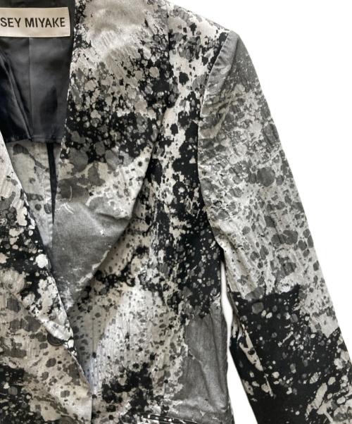 ISSEY MIYAKE（イッセイミヤケ）ISSEY MIYAKE (イッセイミヤケ) 立体模様 グラフィック シワ加工 テーラードジャケット ブラック×グレー サイズ:1の古着・服飾アイテム